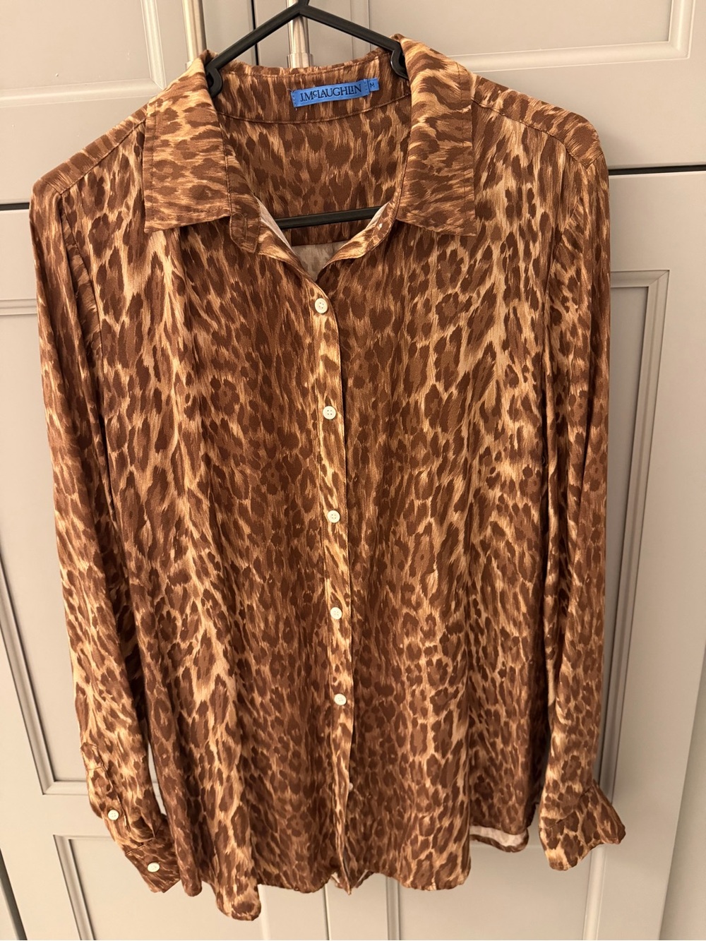 J.McLaughlin Women’s silk blend button down blouse.  Excellent condition.